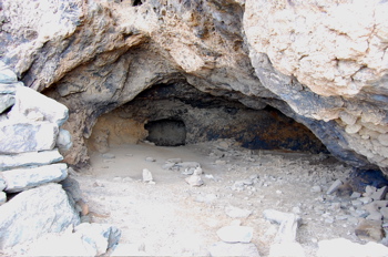 Höhle am Wegesrand