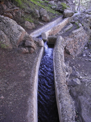 Bild von den Wasserkanälen im Barranco Cernicalos