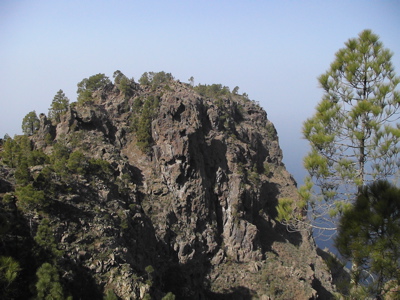 An dem Felsen wird die Wanderung schwierig