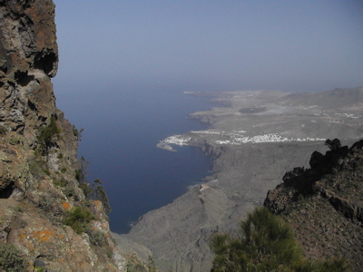 Foto vom Hafen von Agaete mit Nordwestküste
