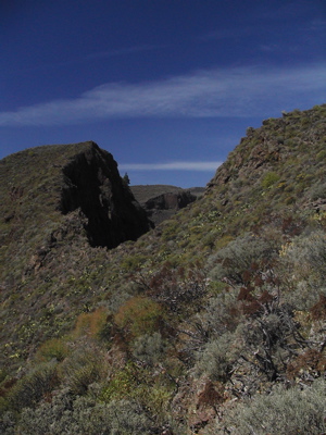 Sattel des Abstiegs beim Wandern durch den Barranco de Guayadeque